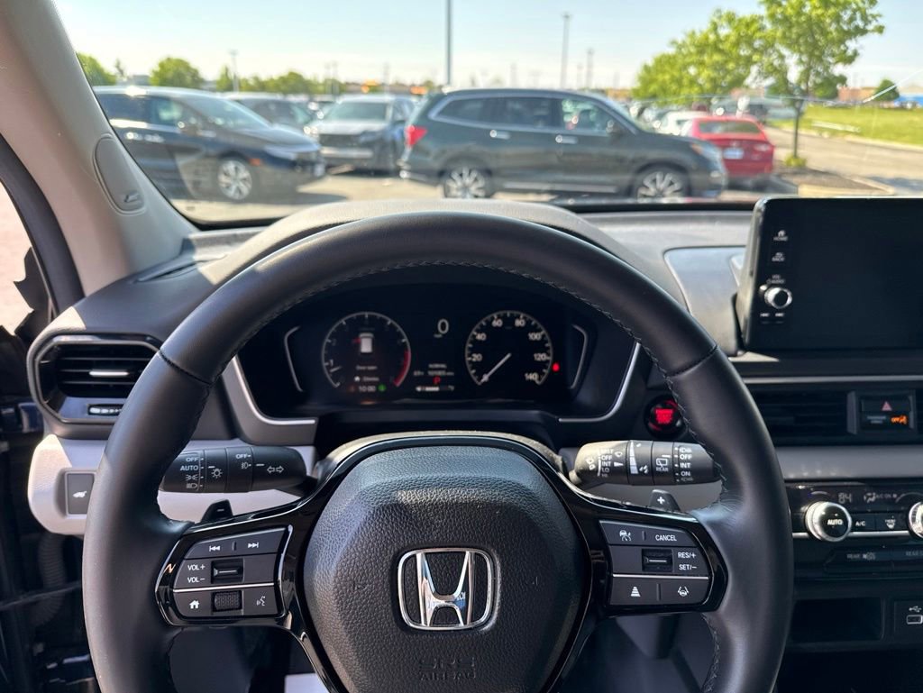 Used 2025 Honda Pilot Touring image 11