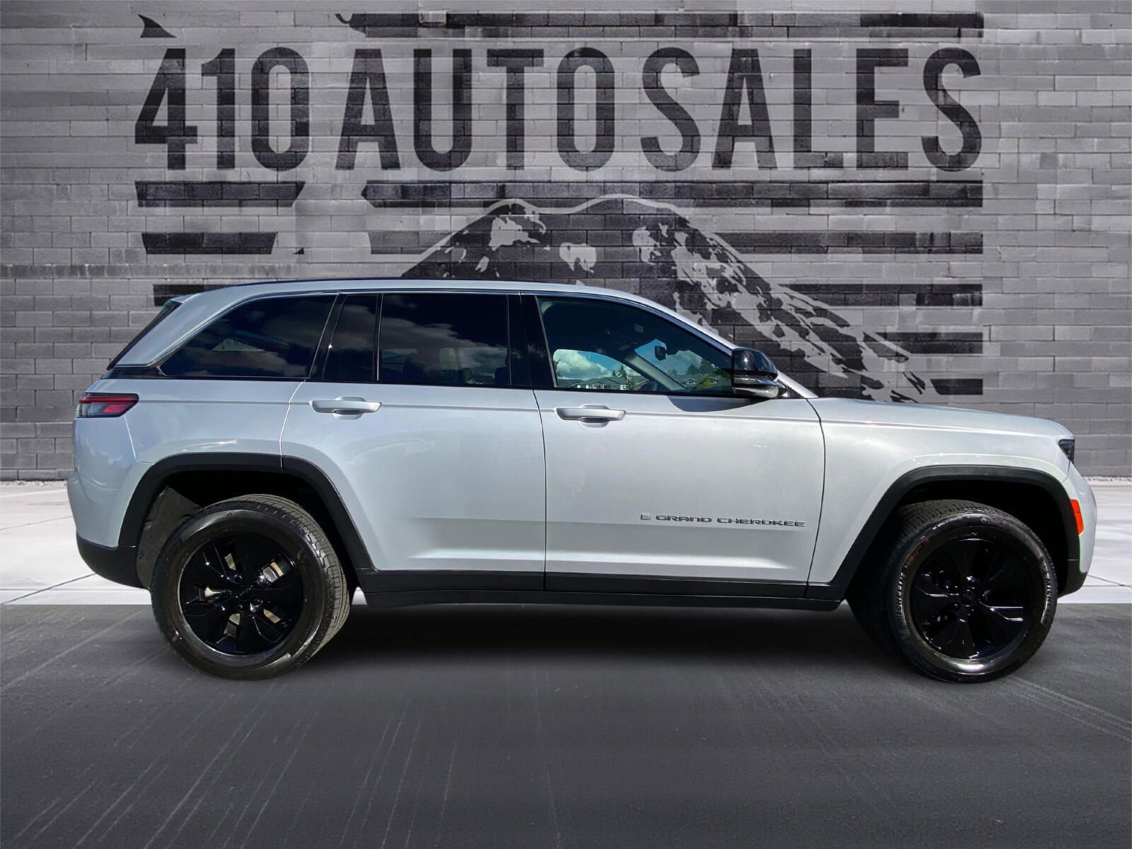 Used 2024 Jeep Grand Cherokee Limited 4xe image 2