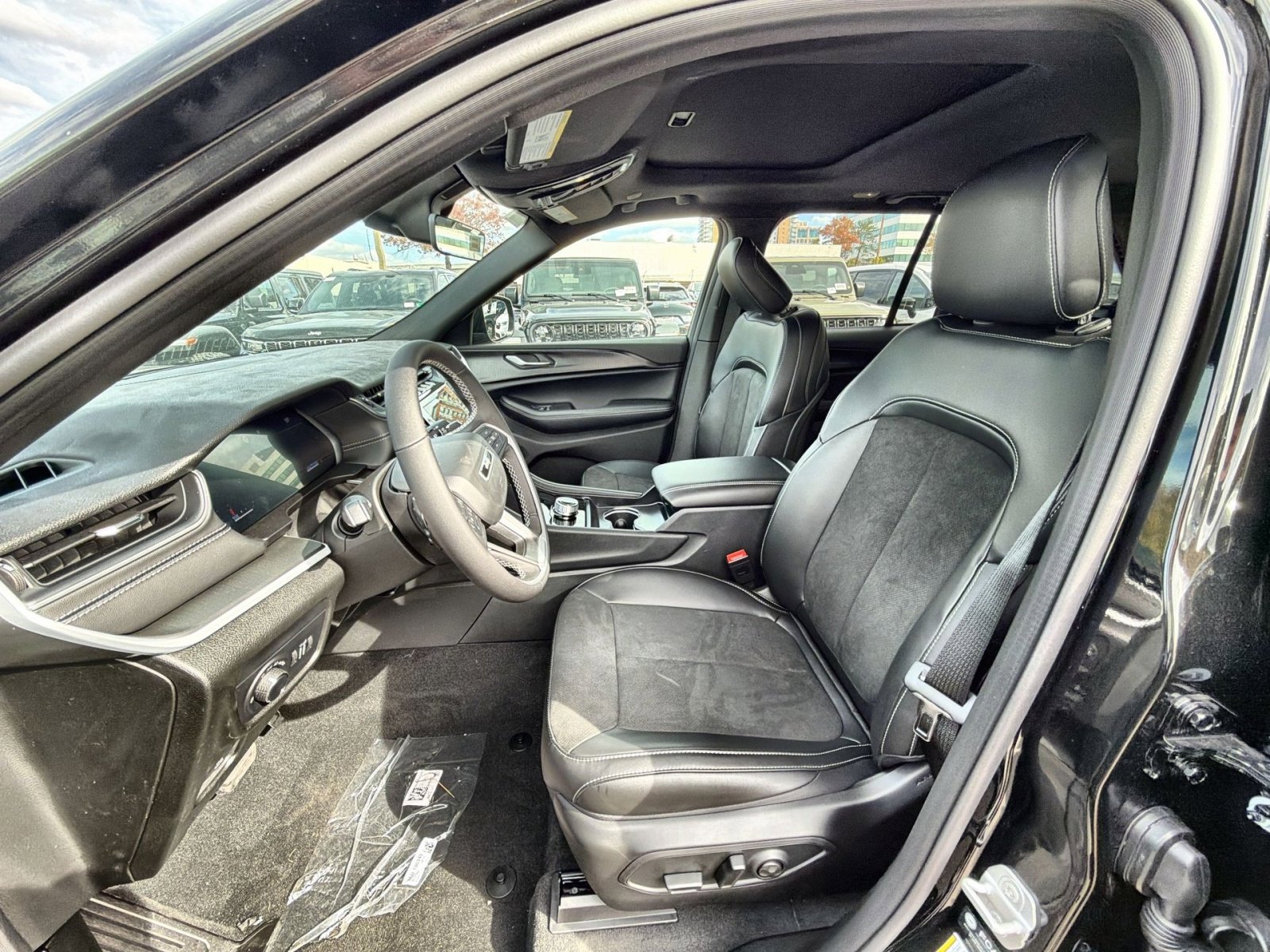 New 2025 Jeep Grand Cherokee Altitude image 13