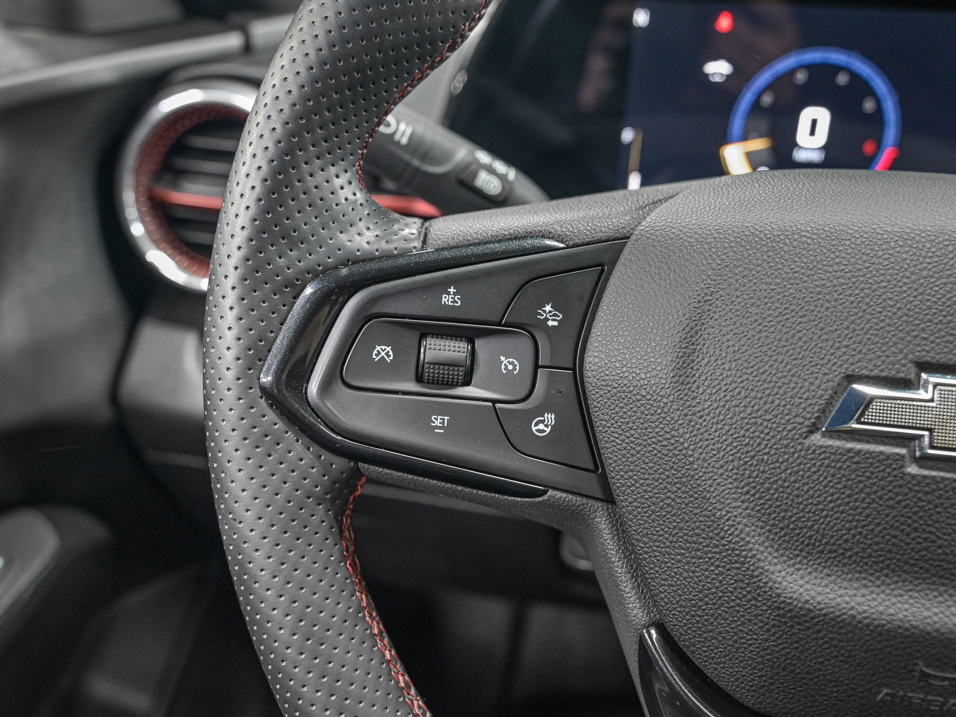 Used 2025 Chevrolet Trax RS w/ Sunroof Package image 18