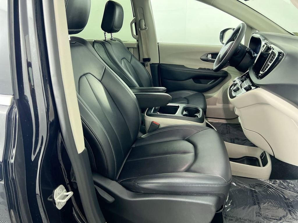 Used 2024 Chrysler Pacifica Touring-L FWD image 29