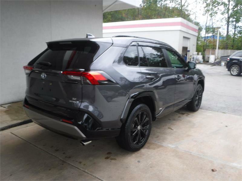 Used 2022 Toyota RAV4 SE image 3