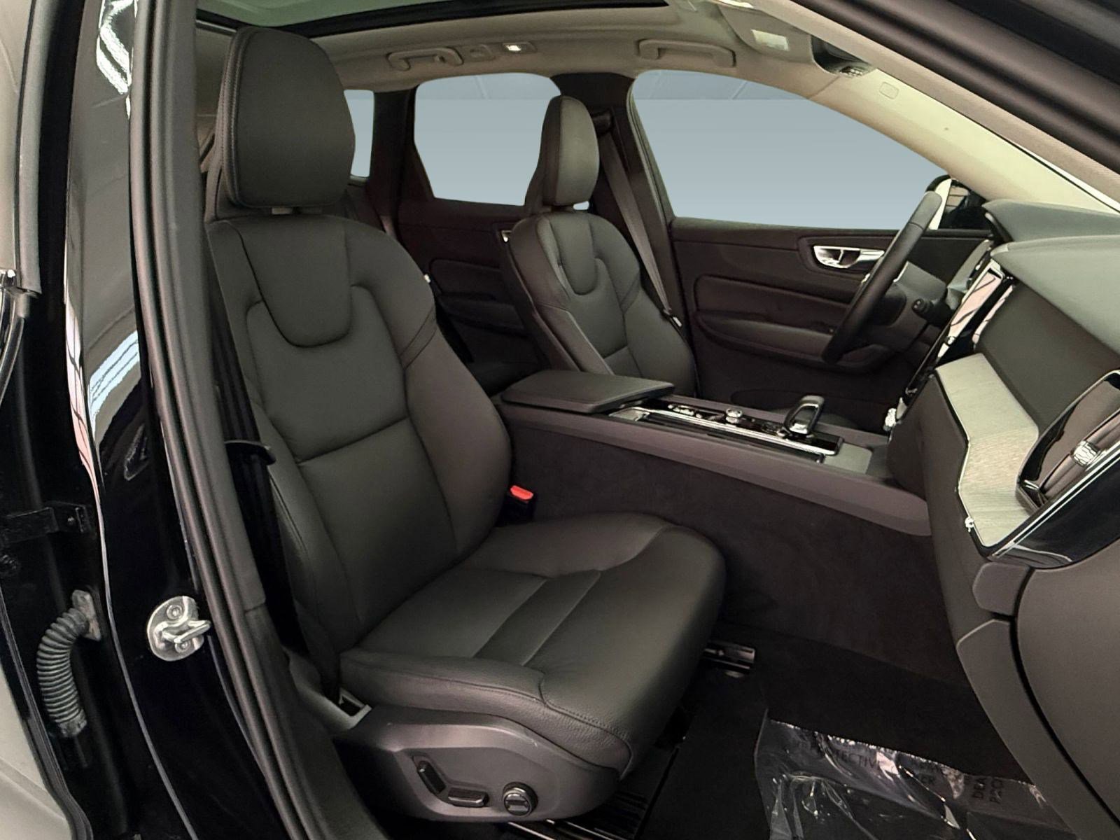 Used 2025 Volvo XC60 B5 Plus image 22