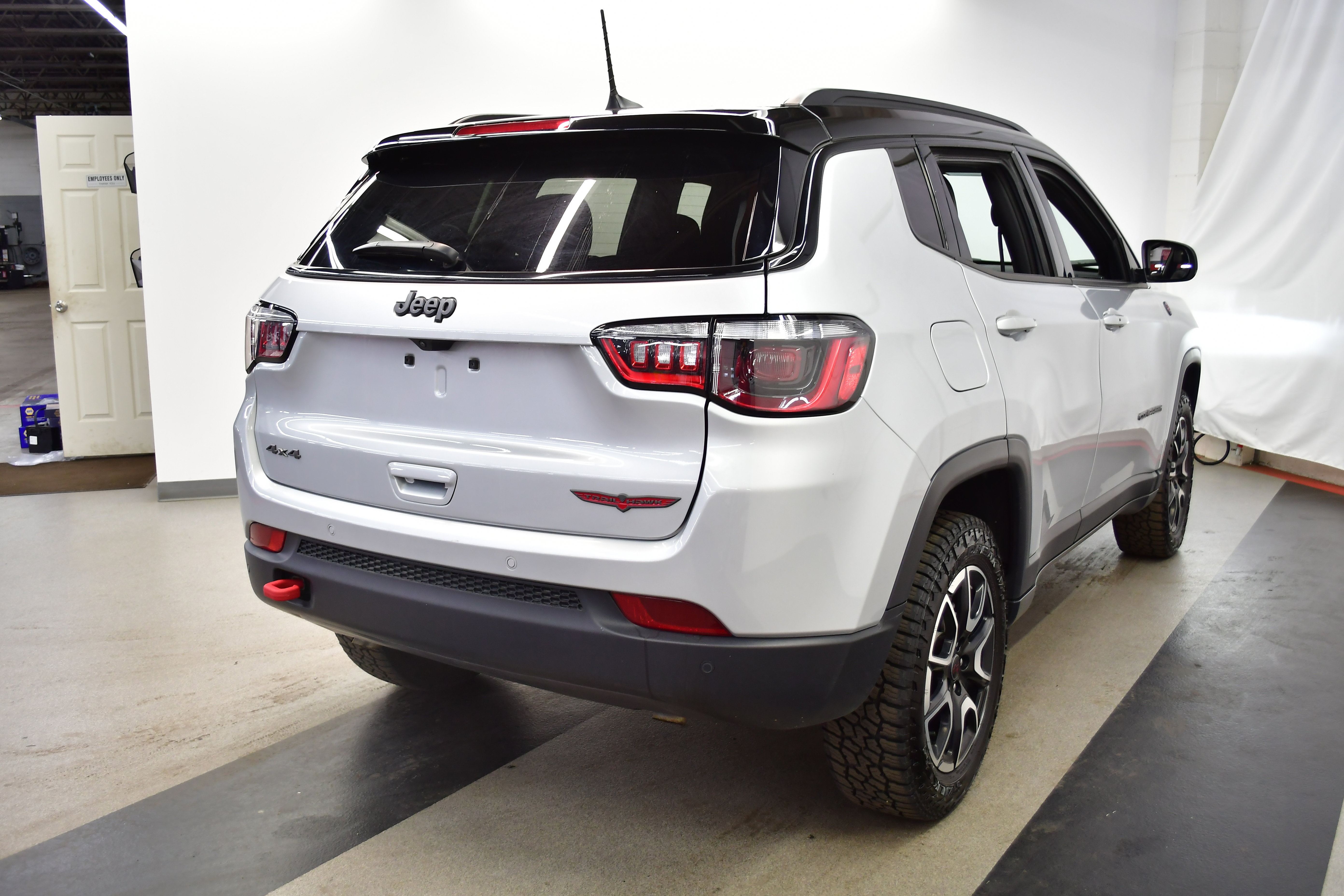 Used 2025 Jeep Compass Trailhawk AWD/4WD image 41