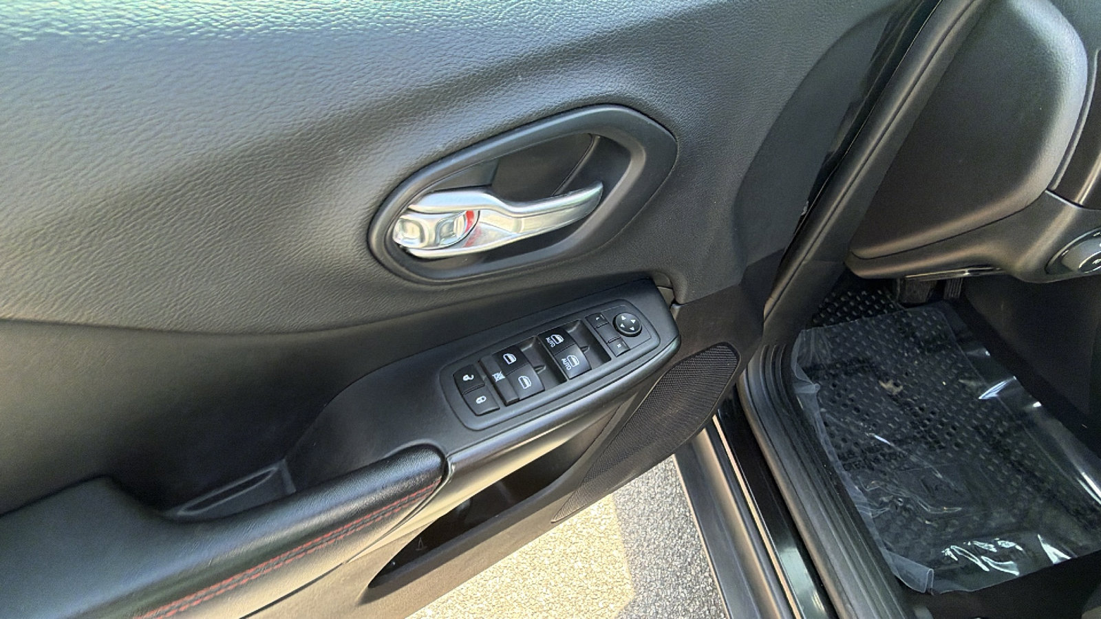 Used 2019 Jeep Cherokee Trailhawk image 15