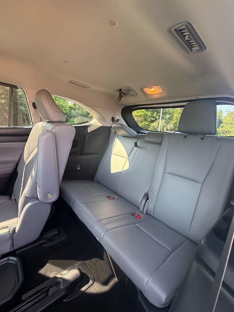 Used 2020 Toyota Highlander XLE AWD/4WD image 5