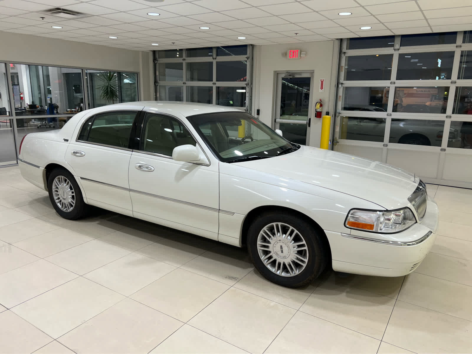 Used 2006 Lincoln Town Car Signature Limited
