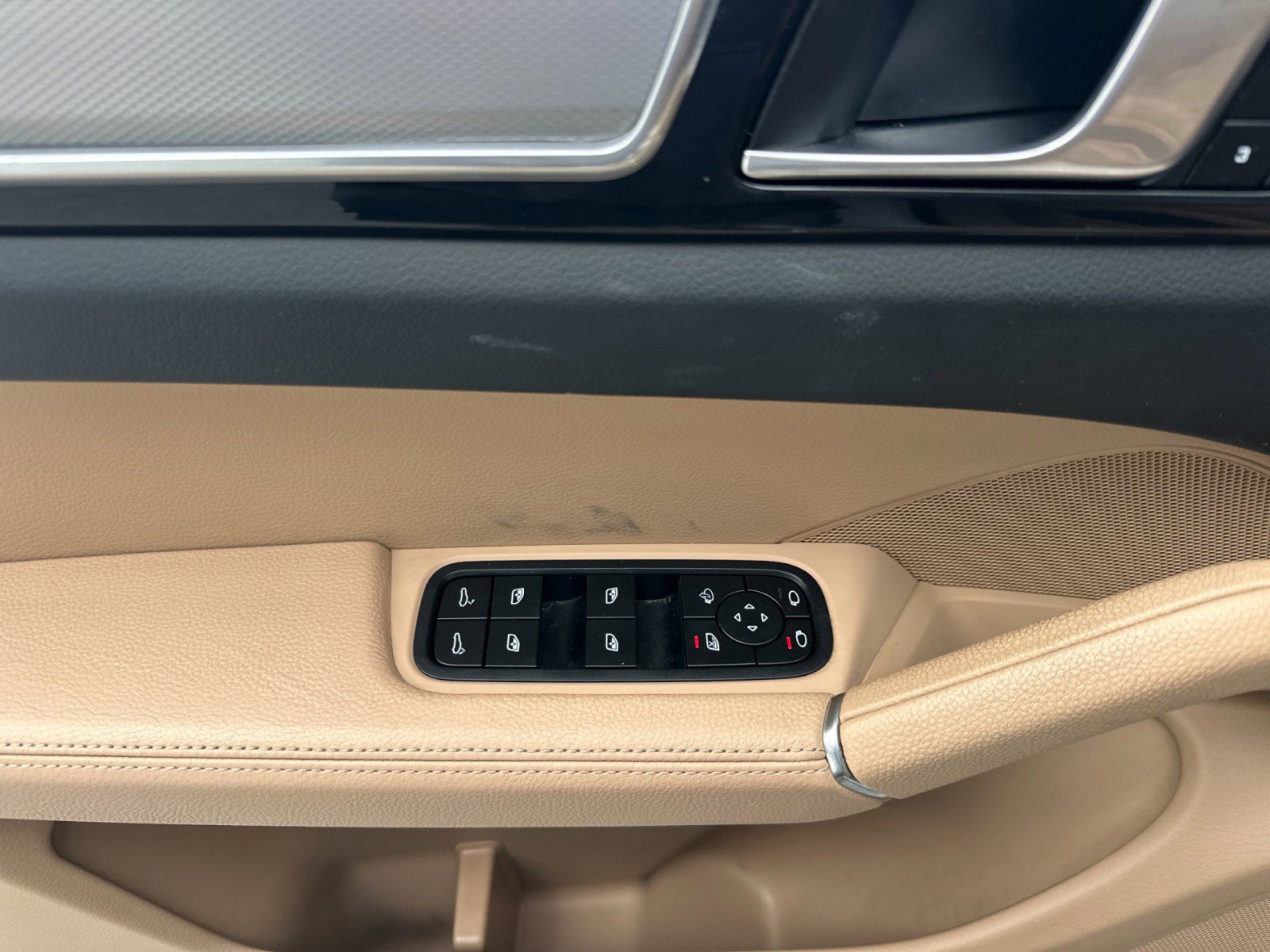 Certified 2023 Porsche Cayenne Platinum Edition image 12