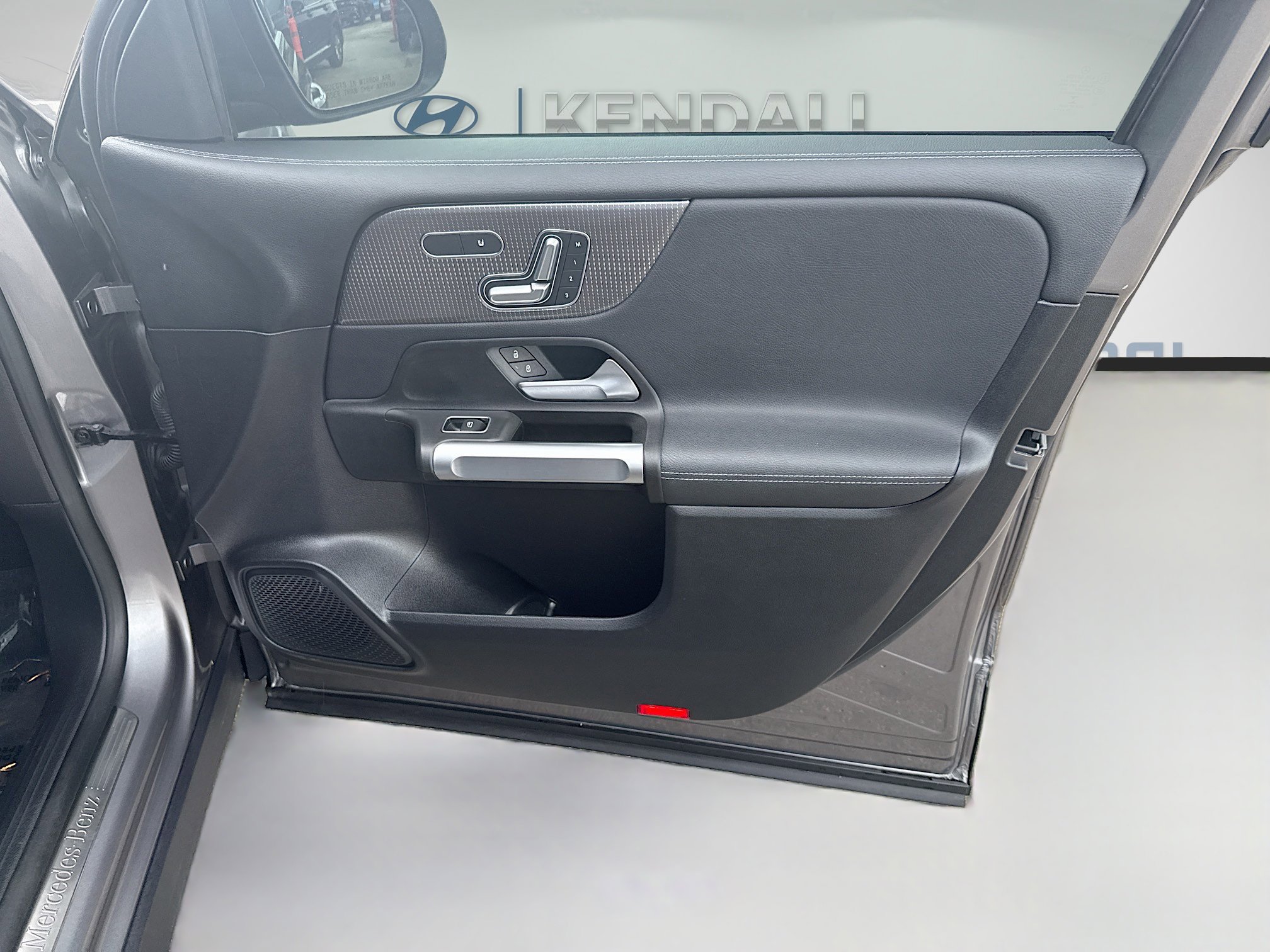 Used 2021 Mercedes-Benz GLB 250 4MATIC w/ Premium Package image 31