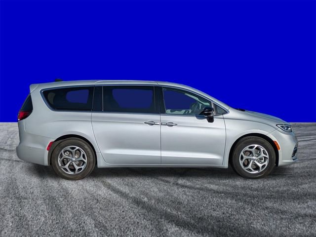 Used 2024 Chrysler Pacifica Limited image 3