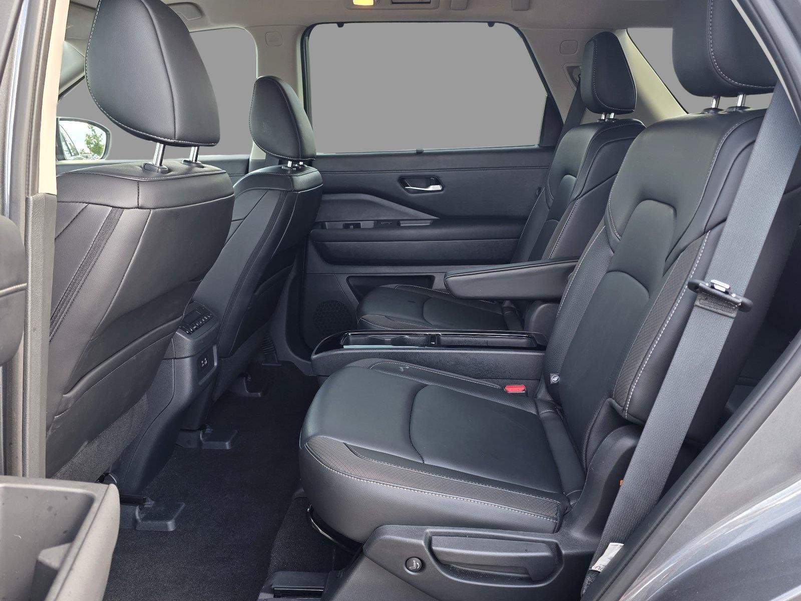 Used 2025 Nissan Pathfinder SL w/ SL Premium Package FWD image 27