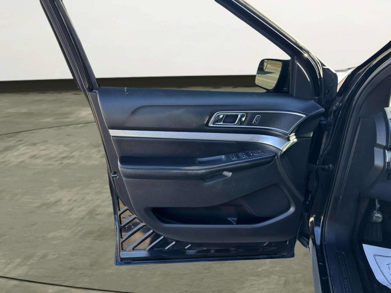 Used 2016 Ford Explorer XLT w/ Equipment Group 202A image 9