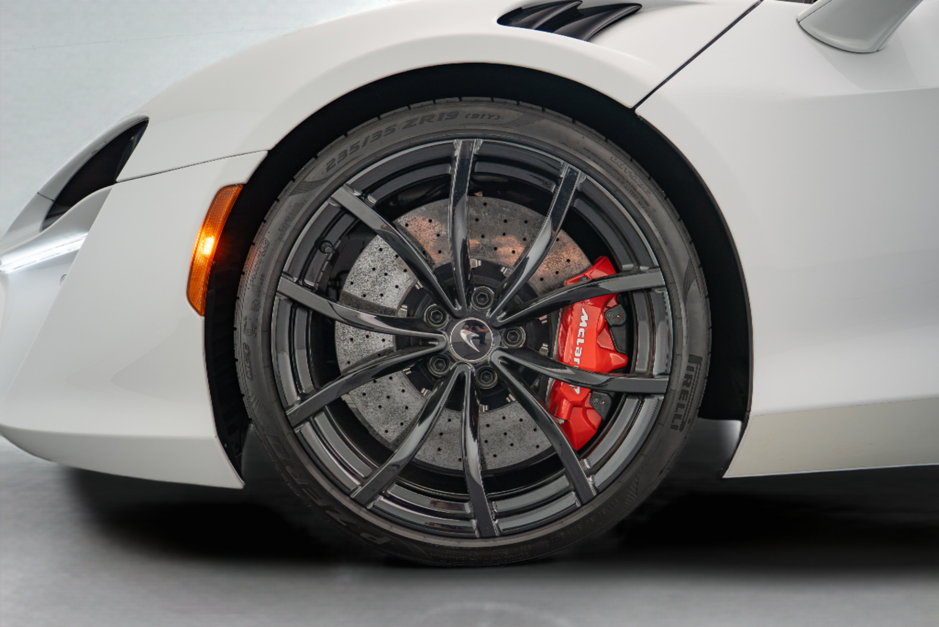 Used 2023 McLaren Artura RWD image 17
