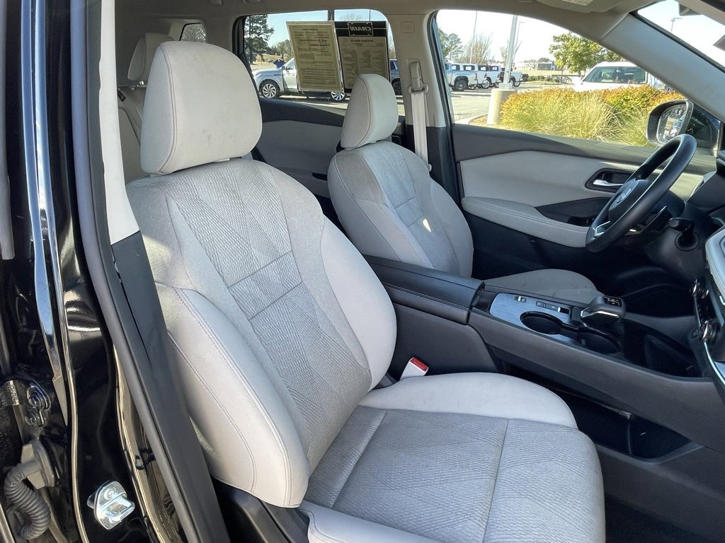 Used 2024 Nissan Rogue SV image 30