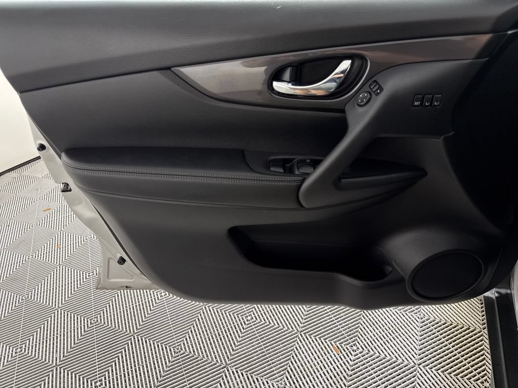 Used 2020 Nissan Rogue SV w/ Sun & Sound Touring Package FWD image 10