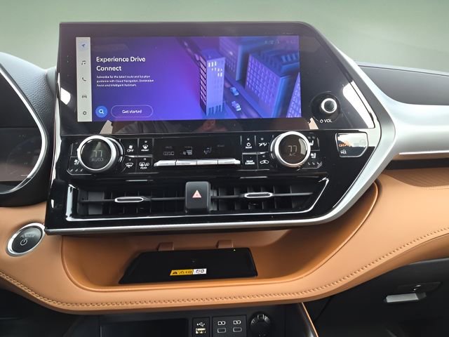 Used 2025 Toyota Highlander Platinum image 30