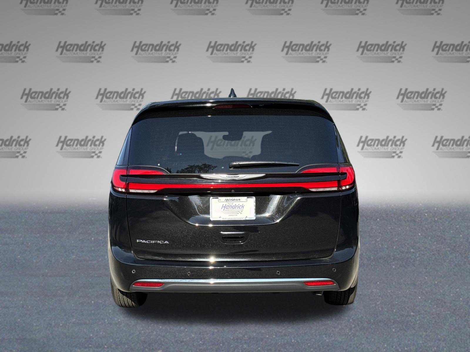 Used 2025 Chrysler Pacifica Select FWD image 8