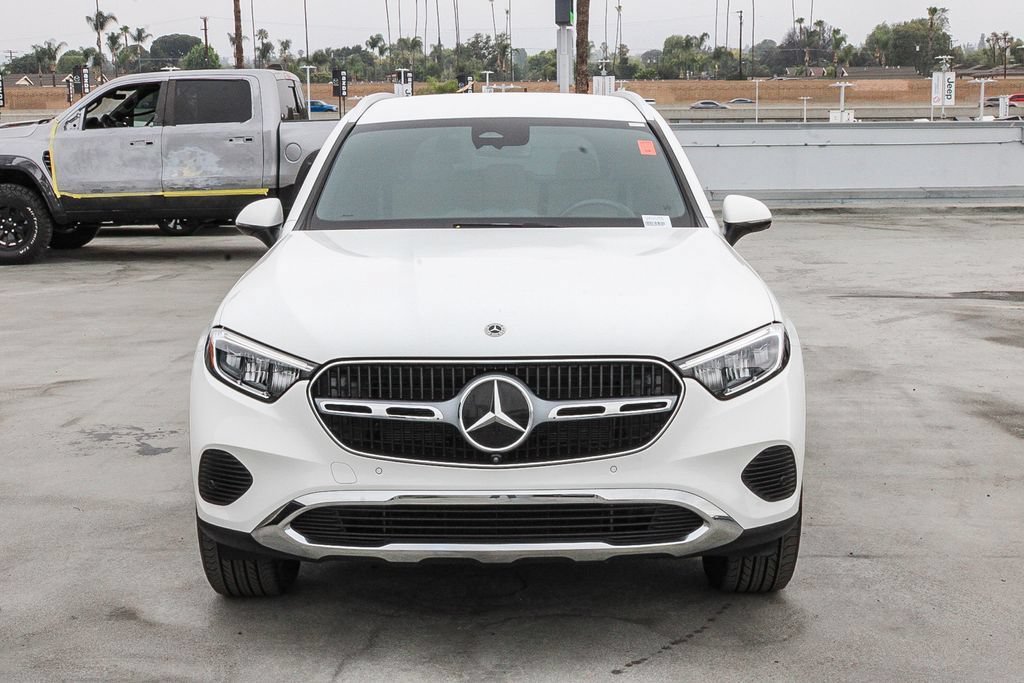Used 2025 Mercedes-Benz GLC 300 4MATIC image 3