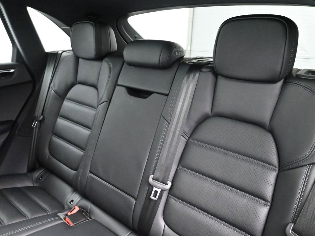 Certified 2026 Porsche Macan image 6