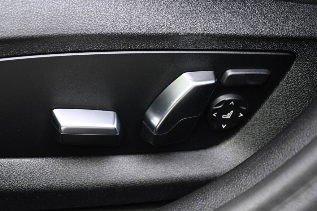 Used 2023 BMW 540i w/ Convenience Package image 14