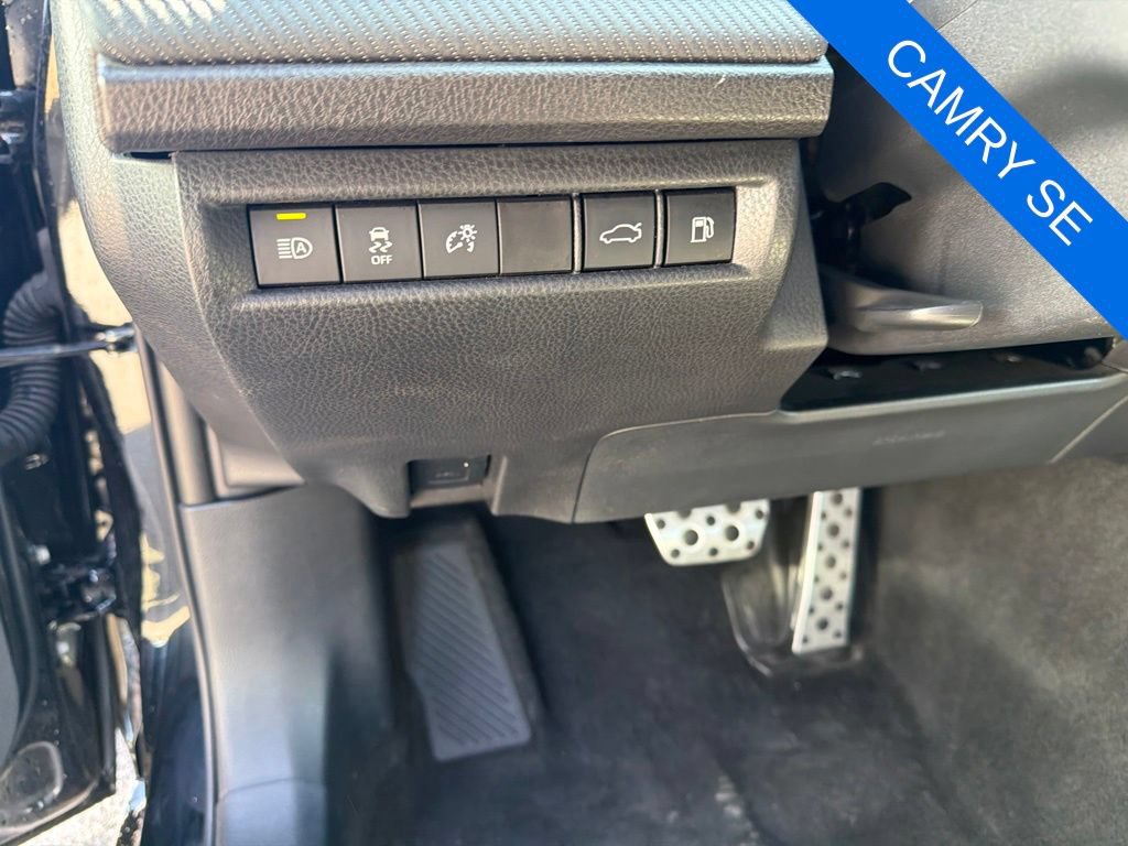 Used 2025 Toyota Camry SE FWD image 11