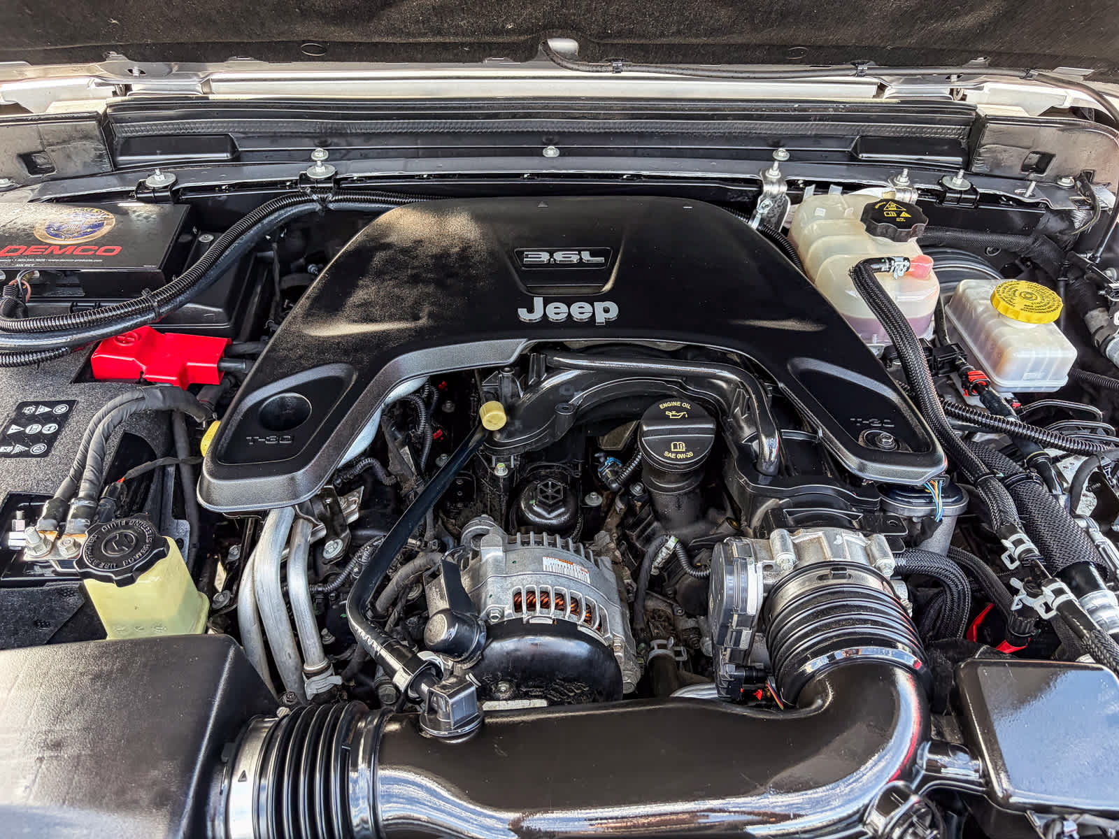 Used 2018 Jeep Wrangler Unlimited Sahara AWD/4WD image 26