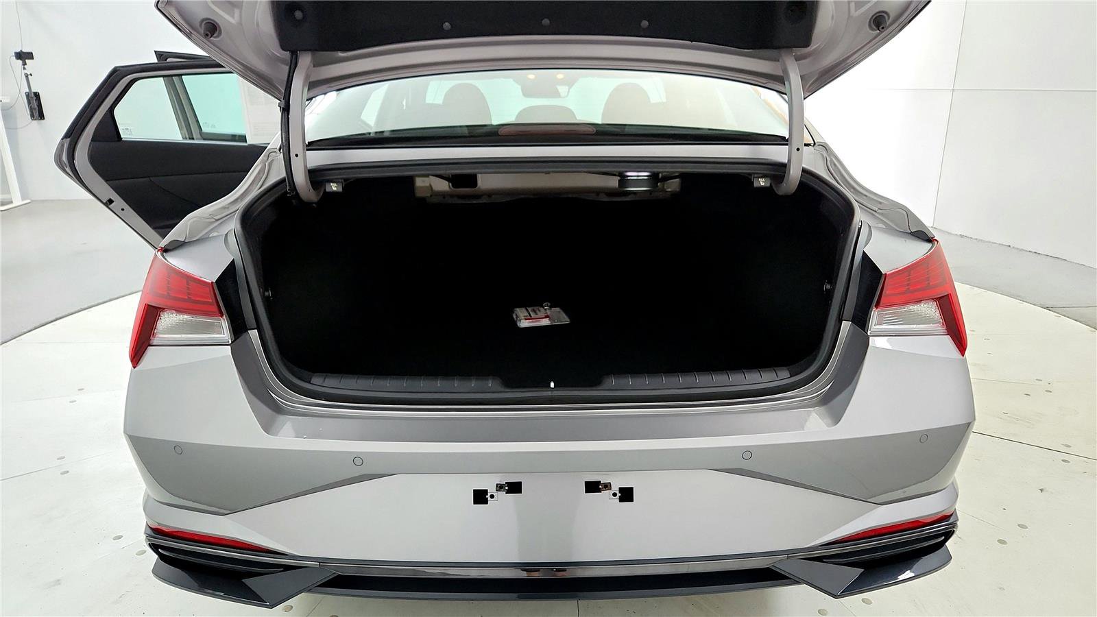 Used 2023 Hyundai Elantra Limited image 16