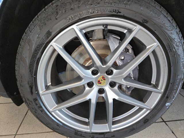 Used 2025 Porsche Macan AWD/4WD image 10