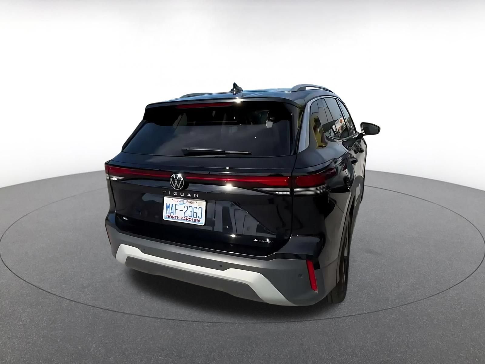 Used 2026 Volkswagen Tiguan SE AWD/4WD image 13