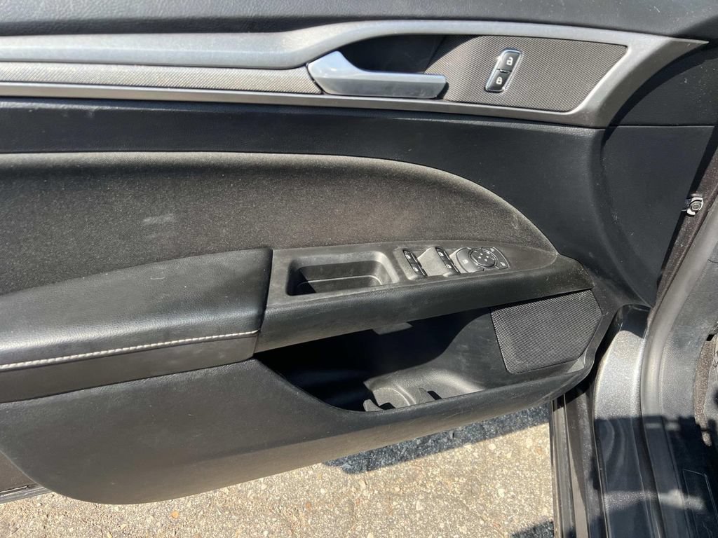 Used 2020 Ford Fusion SE FWD image 12