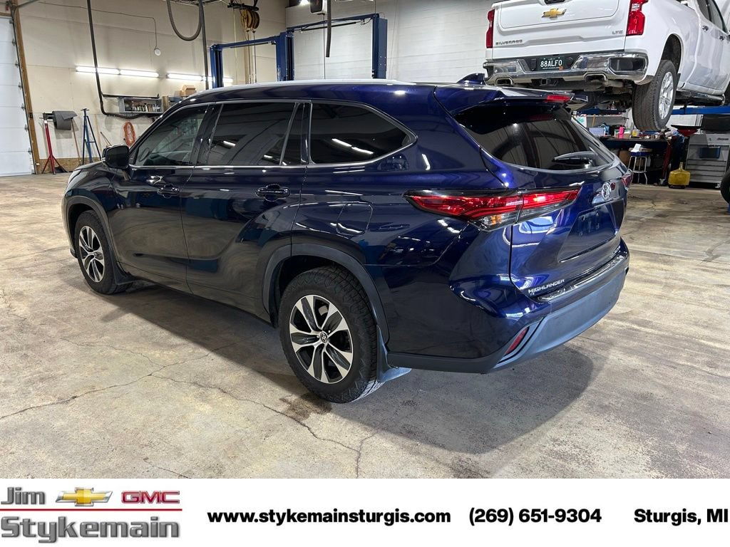 Used 2022 Toyota Highlander XLE AWD/4WD image 9