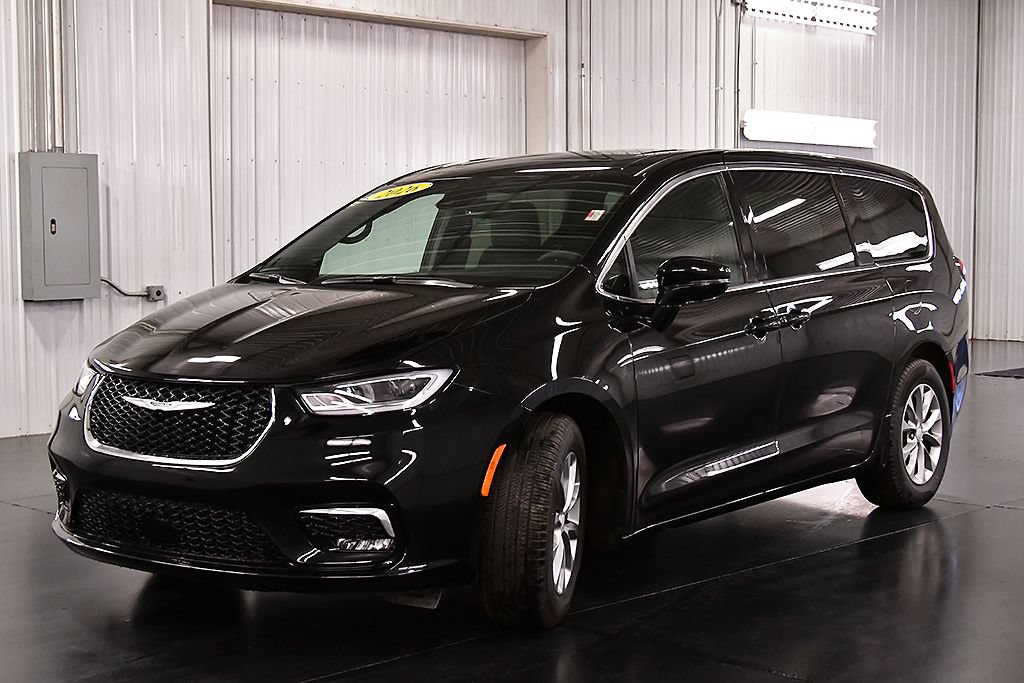 Used 2026 Chrysler Pacifica Limited FWD image 3