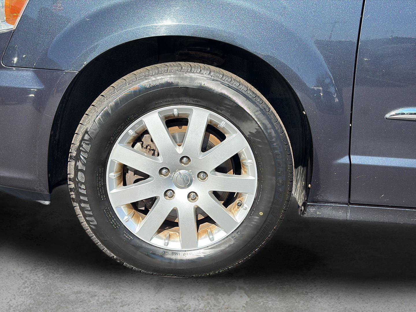 Used 2013 Chrysler Town & Country Touring FWD image 22
