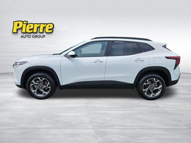 Used 2025 Chevrolet Trax LT FWD image 2