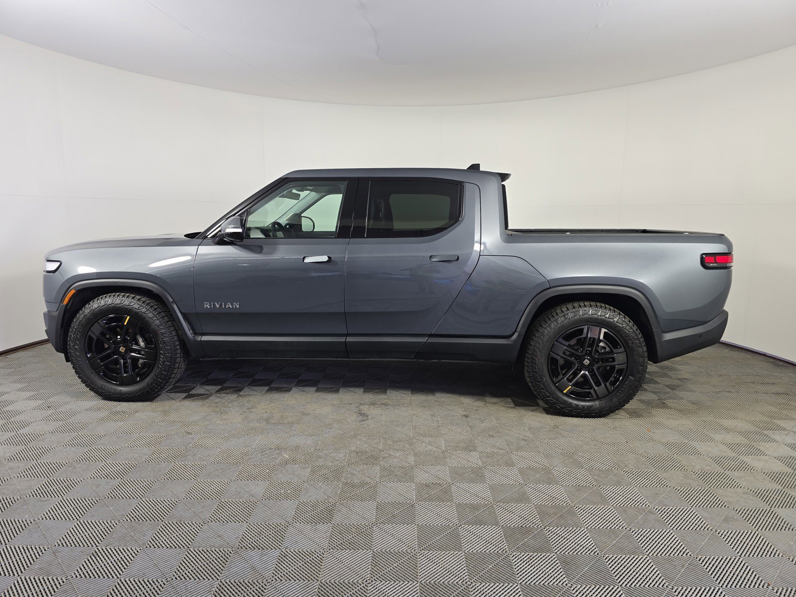 Used 2024 Rivian R1T Adventure AWD/4WD image 2