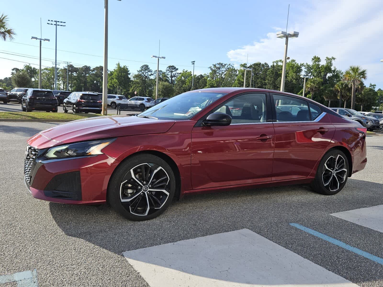Used 2024 Nissan Altima 2.5 SR w/ SR Premium Package FWD image 2
