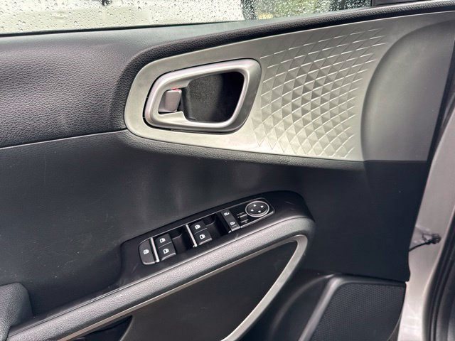 Used 2025 Kia Soul LX w/ LX Technology Package FWD image 25