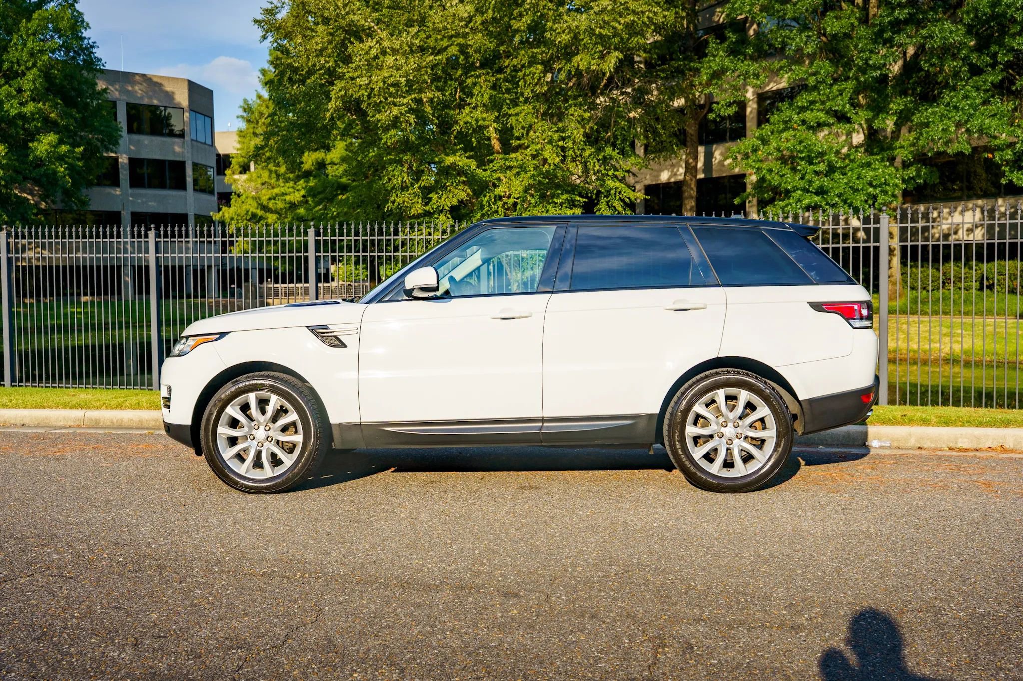 Used 2016 Land Rover Range Rover Sport SE image 10