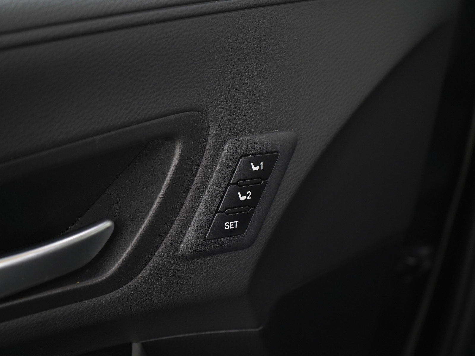 Used 2025 Toyota Sienna Limited image 25