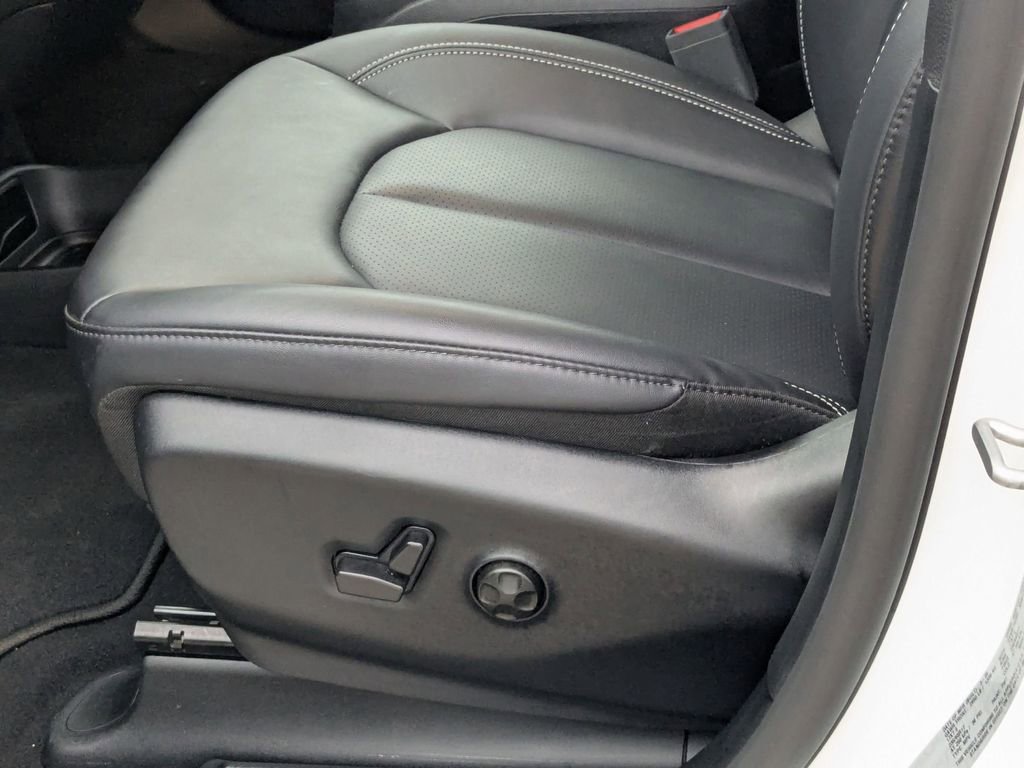 Used 2025 Chrysler Pacifica Select image 23