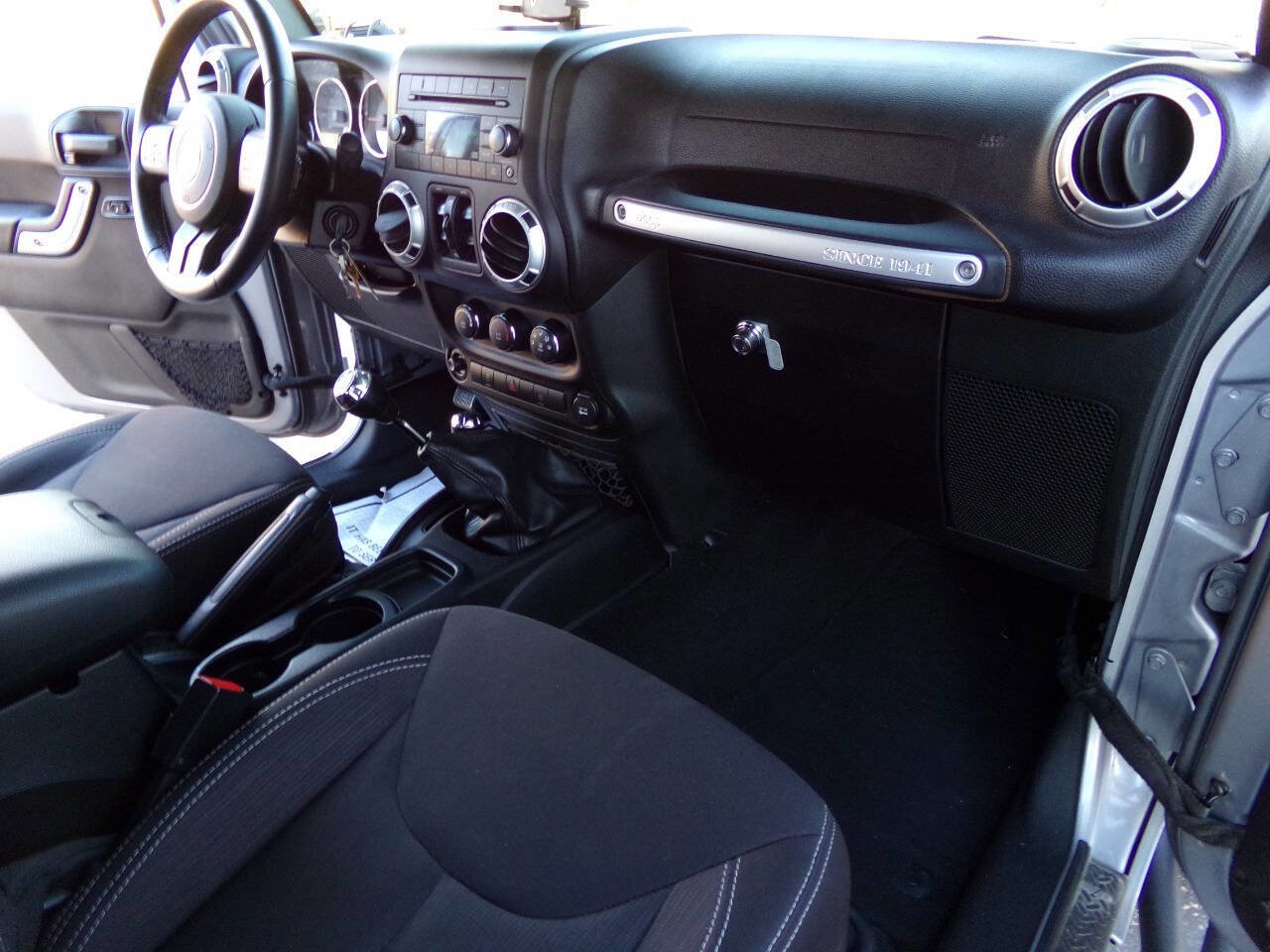 Used 2015 Jeep Wrangler Unlimited Sahara w/ Connectivity Group image 23