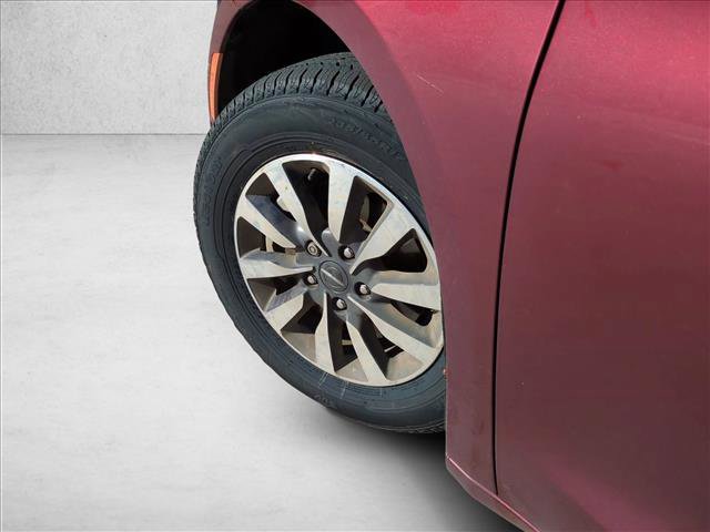 Used 2021 Chrysler Pacifica Touring-L w/ Premium & Safety Sphere Group FWD image 7