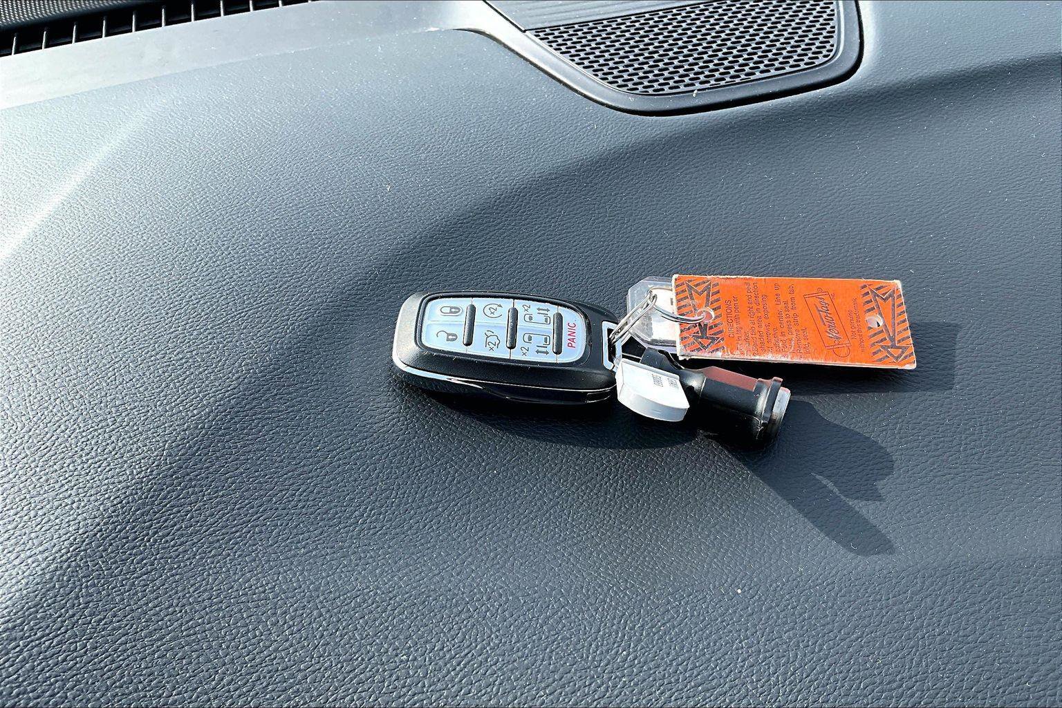 Used 2023 Chrysler Pacifica Touring-L image 12