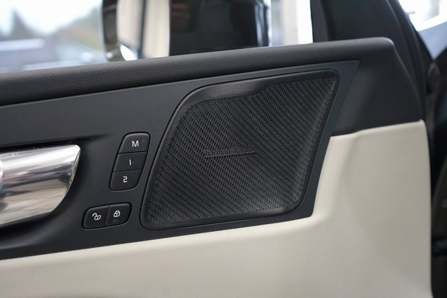 Used 2019 Volvo XC60 T5 Momentum w/ Multimedia Package image 27