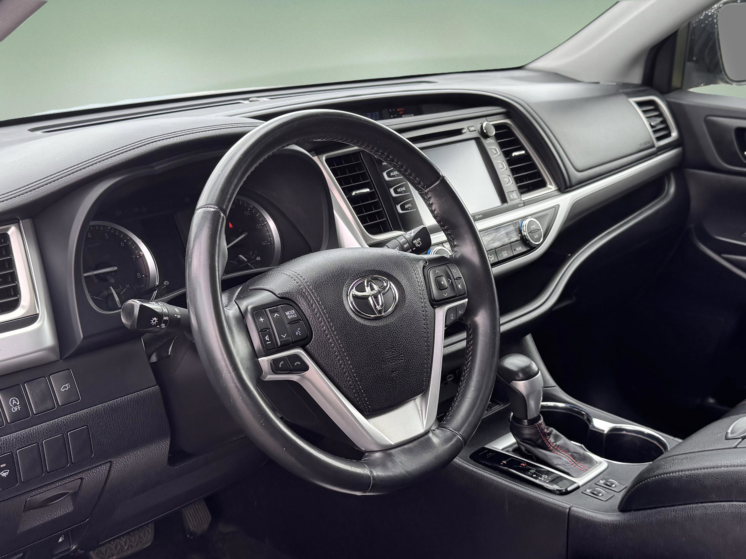 Used 2019 Toyota Highlander SE image 15