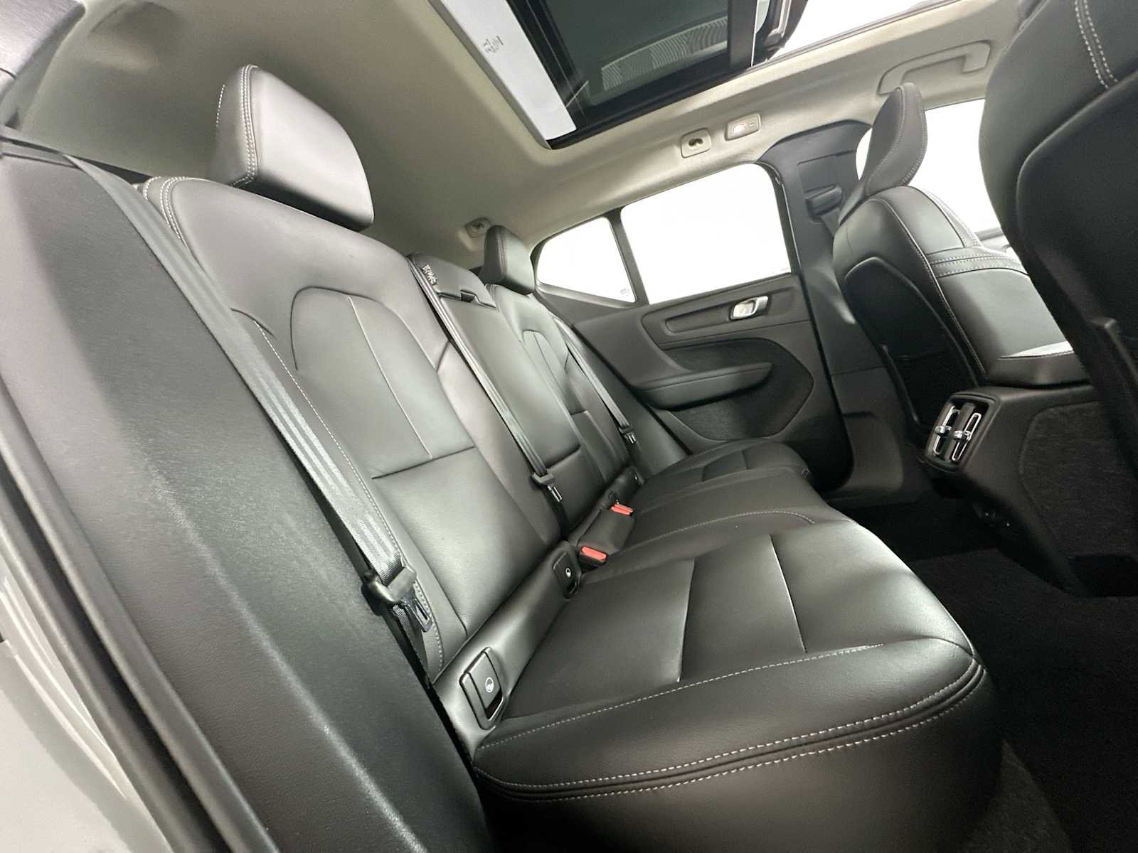 Used 2025 Volvo XC40 B5 Core w/ Protection Package Premier image 26