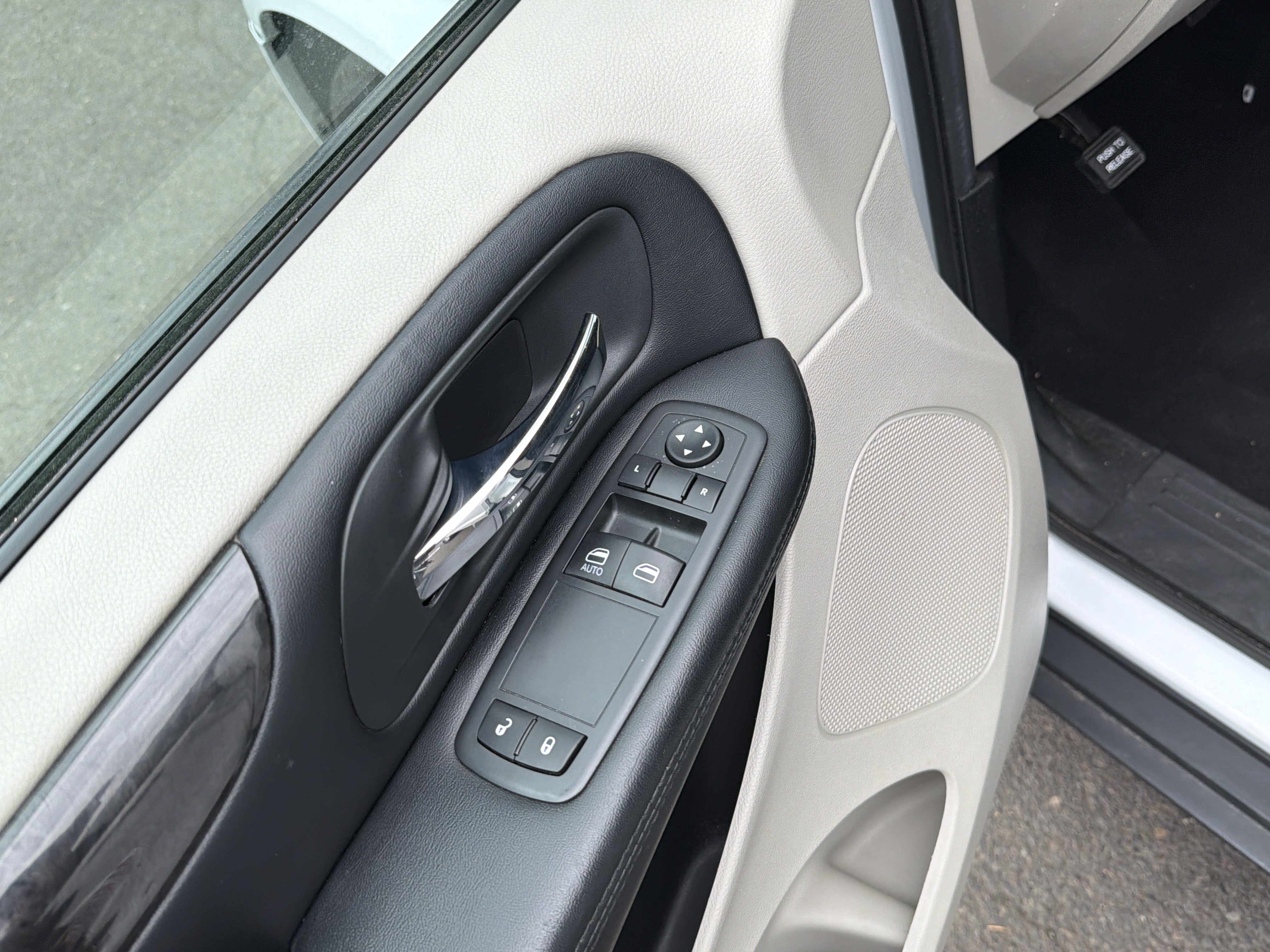 Used 2019 Dodge Grand Caravan w/ UConnect Hands-Free Group FWD image 10