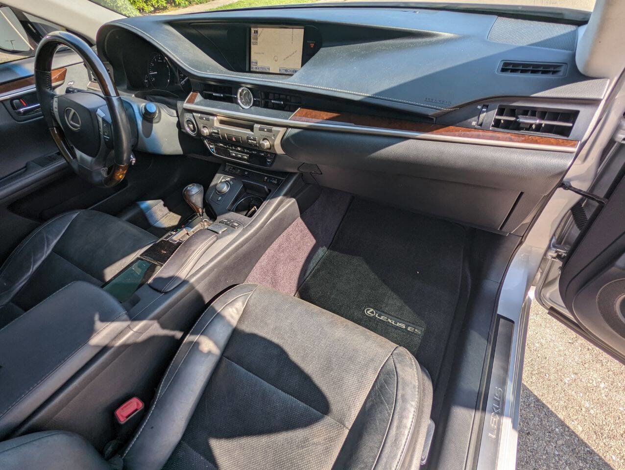 Used 2014 Lexus ES 350 Base 4dr Sedan w/ Luxury Package image 19