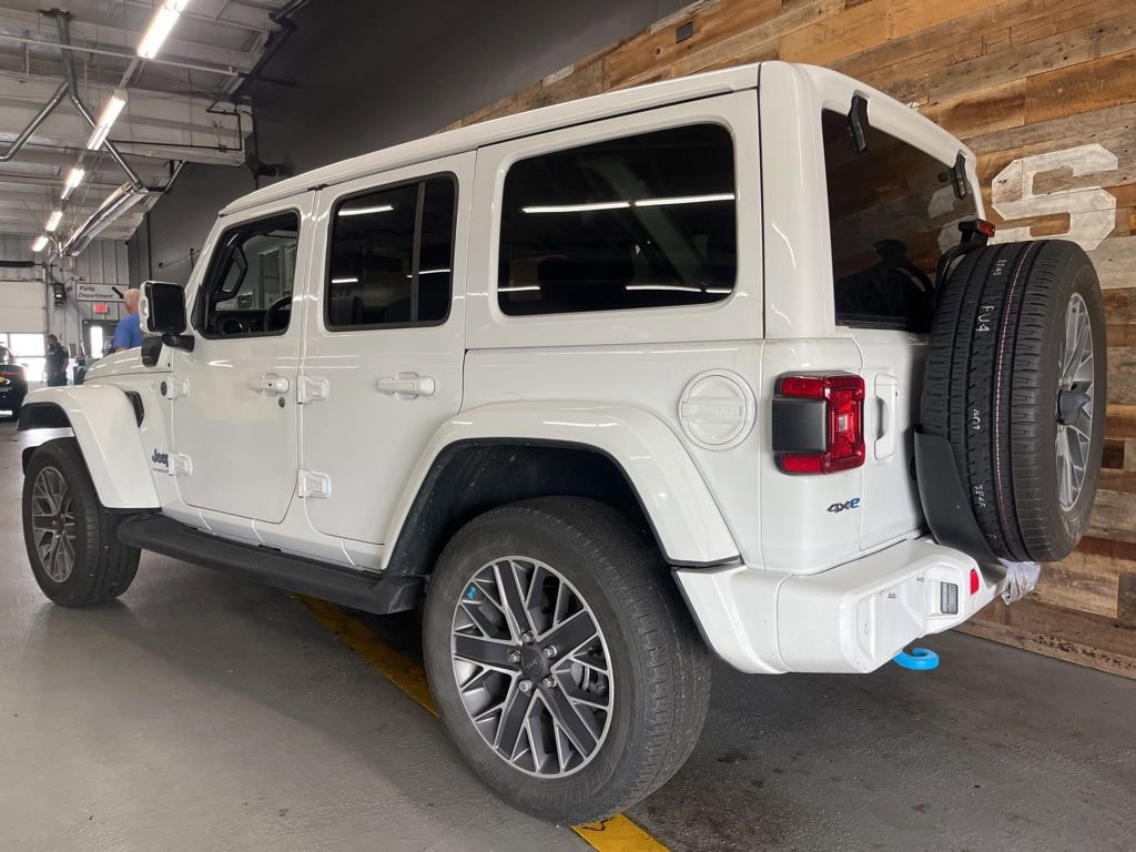 Used 2023 Jeep Wrangler Unlimited Sahara AWD/4WD image 17