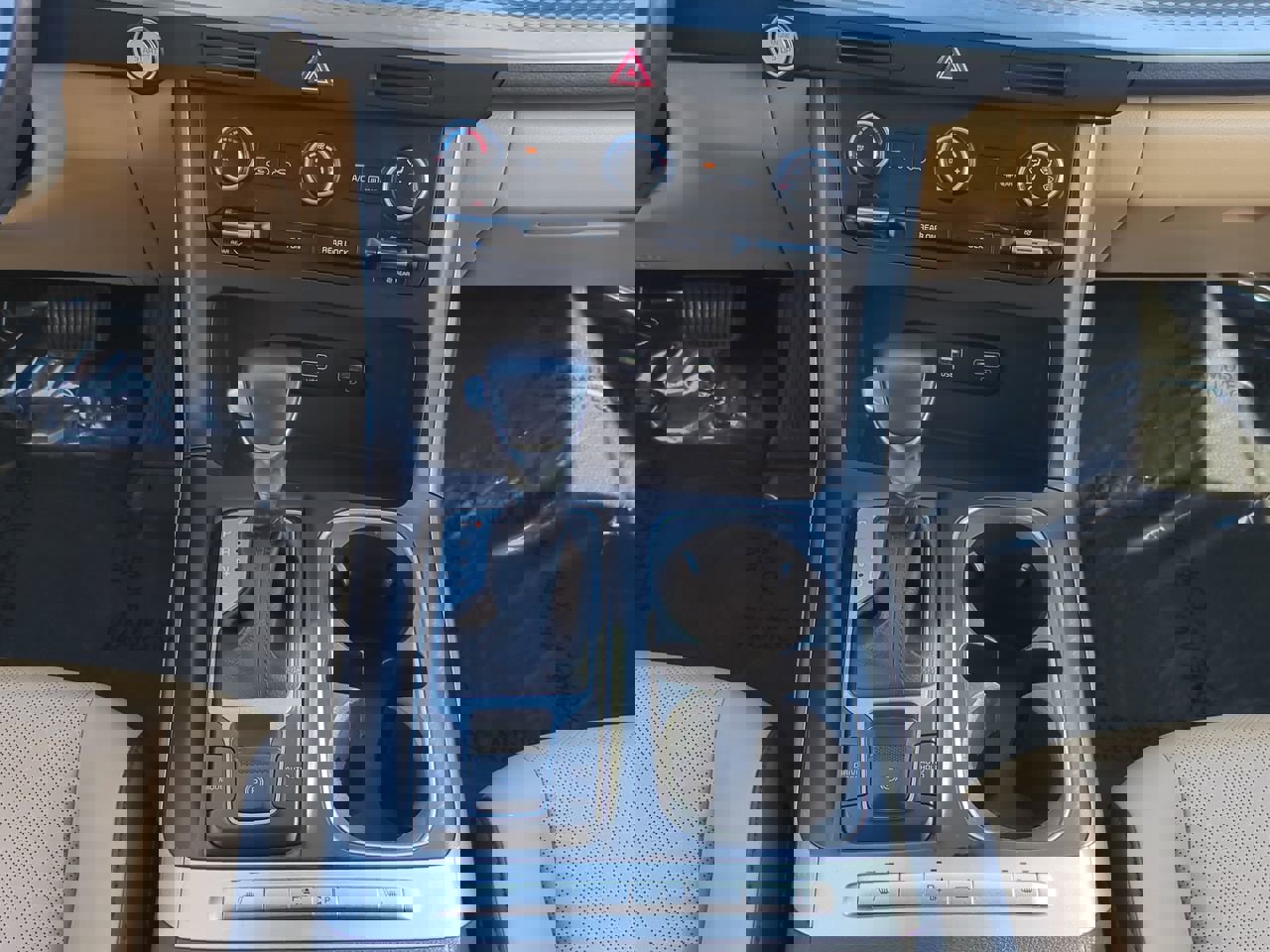 Used 2024 Kia Carnival LX image 19